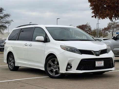 Used 2018 Toyota Sienna SE image 2