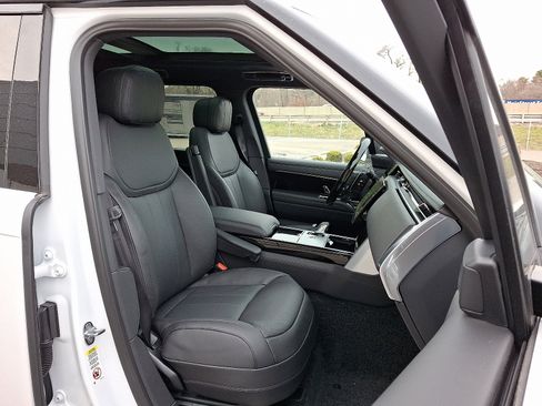 New 2025 Land Rover Range Rover SE image 3