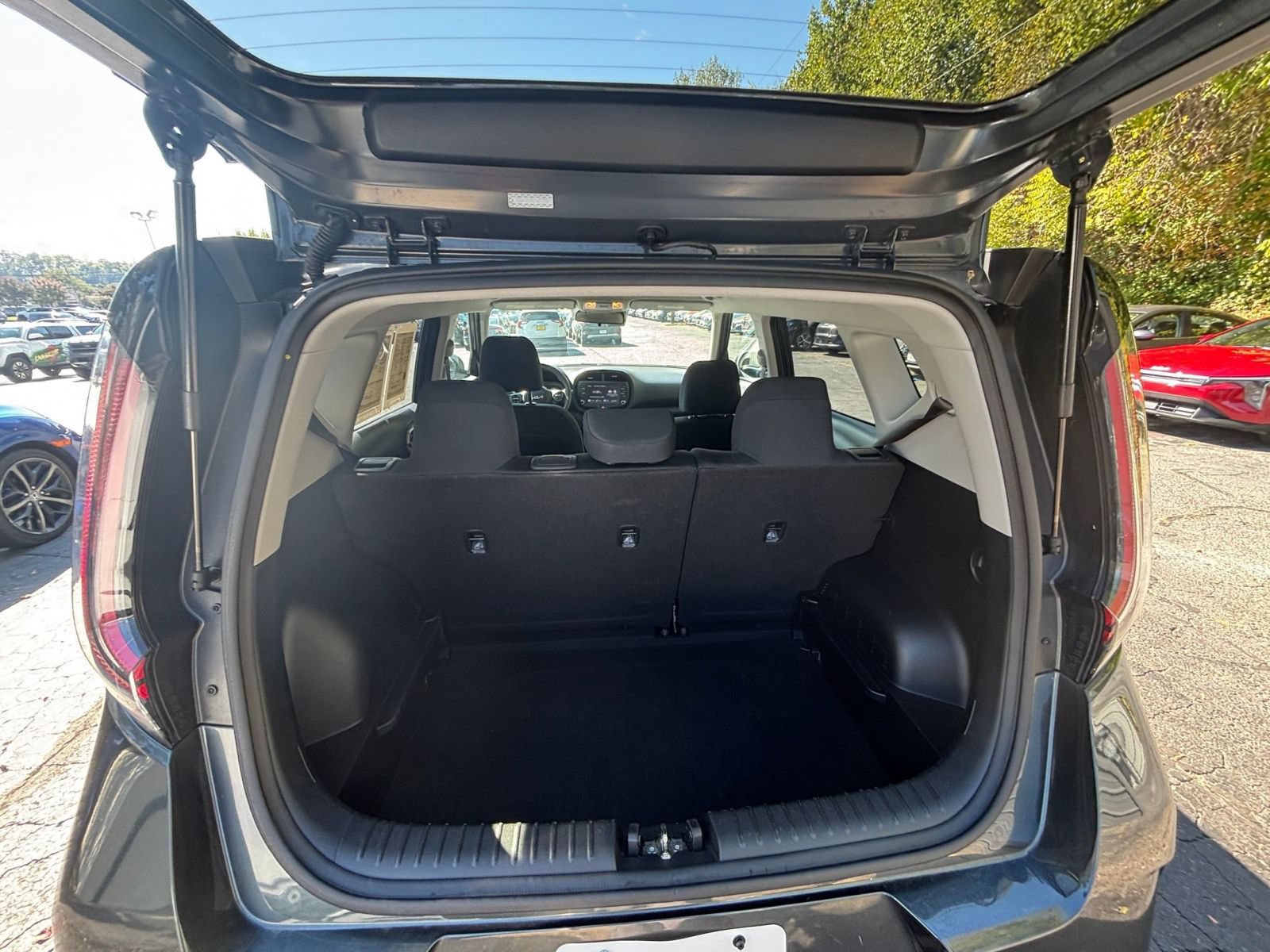 Used 2025 Kia Soul LX w/ LX Technology Package FWD image 25