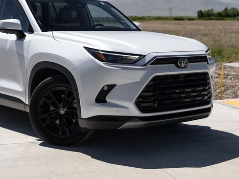 Used 2024 Toyota Grand Highlander AWD image 2