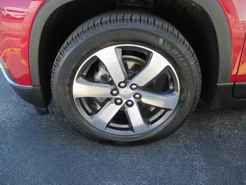 Used 2020 Chevrolet Traverse LT w/ LT Premium Package image 9