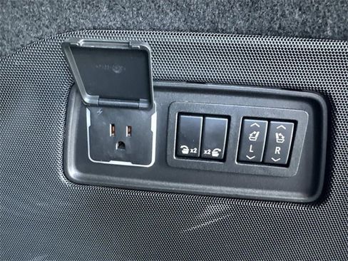 Used 2022 Cadillac Escalade Luxury image 12