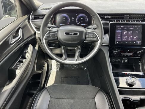 Used 2025 Jeep Grand Cherokee Altitude AWD/4WD image 12