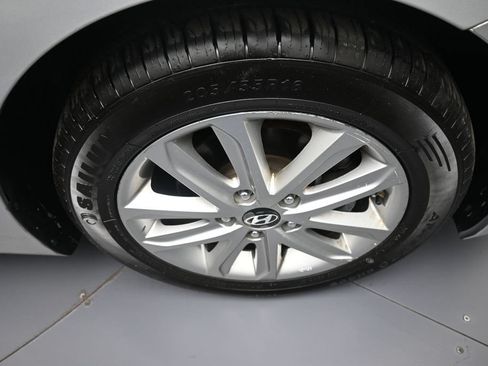 Used 2015 Hyundai Elantra SE w/ Option Group 03 FWD image 12