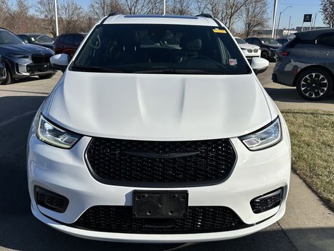 Used 2023 Chrysler Pacifica Touring-L w/ Uconnect Theater Family Group image 3