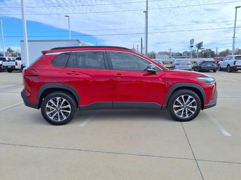 Certified 2025 Toyota Corolla Cross XLE image 5