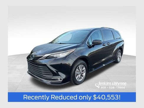 Used 2023 Toyota Sienna XLE image 1