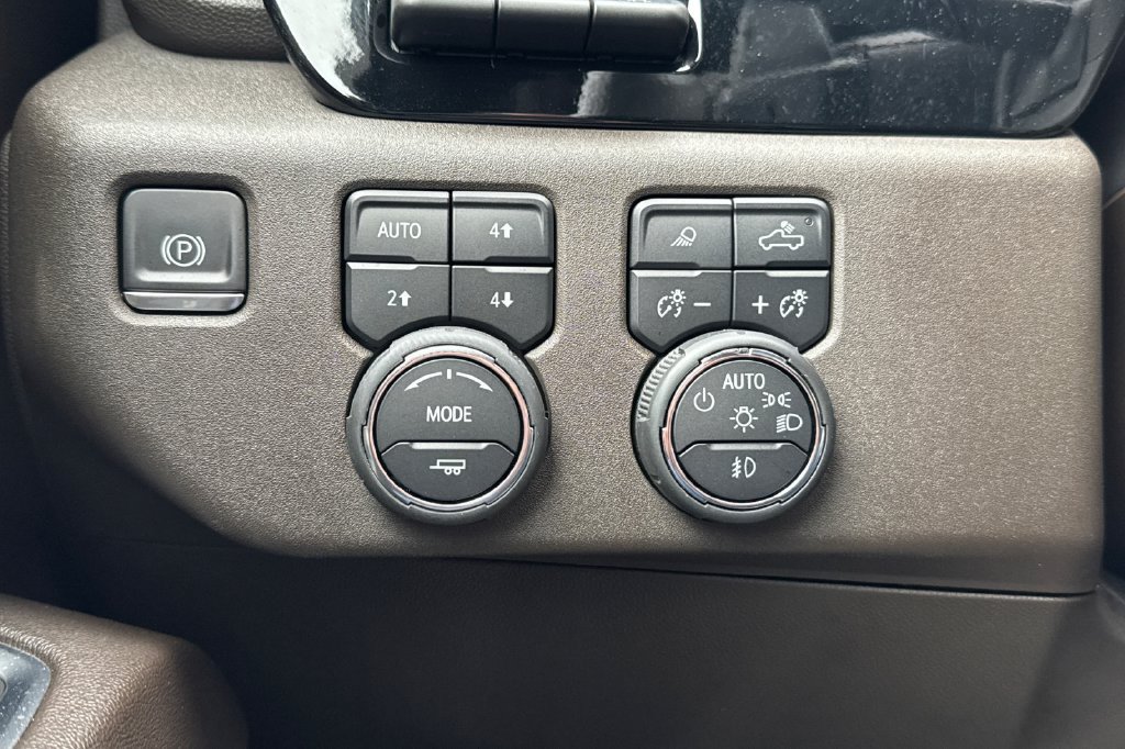 Used 2024 Chevrolet Silverado 1500 LTZ AWD/4WD image 32
