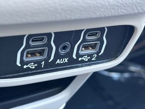 Used 2023 Chrysler Pacifica Touring-L image 19