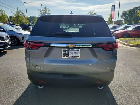 Used 2023 Chevrolet Traverse LT w/ Rear Camera Mirror Package FWD image 5