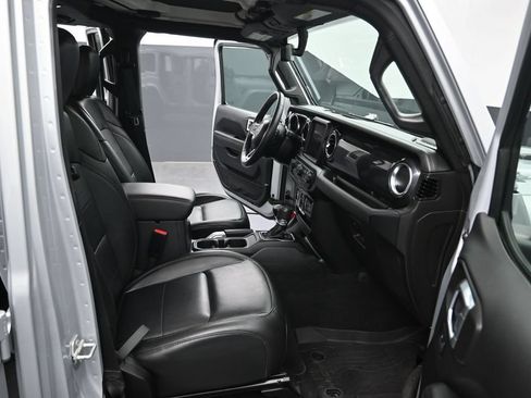 Used 2022 Jeep Wrangler Unlimited Sahara AWD/4WD image 31
