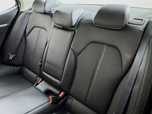 Used 2025 Genesis G70 2.5T image 21