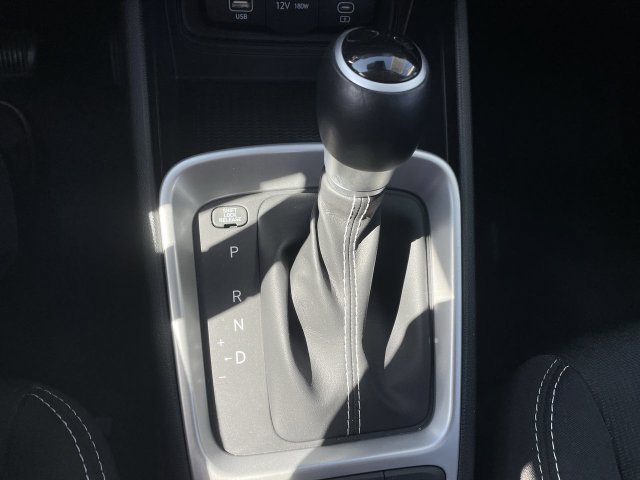 Used 2025 Hyundai Venue SEL FWD image 15