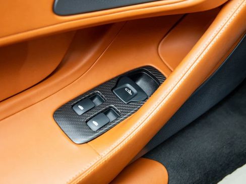 Used 2018 McLaren 570S Spider image 27