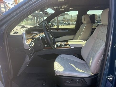 Used 2025 Cadillac Escalade Sport Platinum w/ LPO, ONYX Package image 10