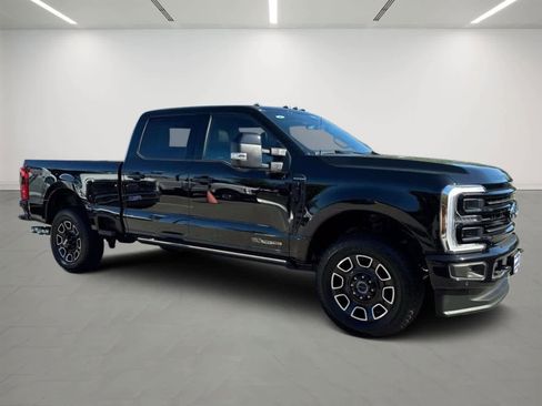 Used 2025 Ford F250 Platinum w/ FX4 Off-Road Package image 6