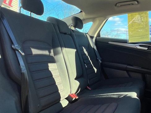 Used 2017 Ford Fusion SE w/ Fusion SE Technology Package image 12