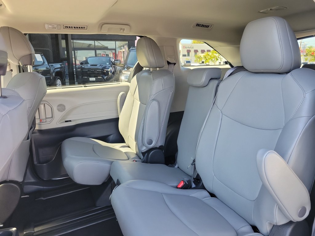 Used 2024 Toyota Sienna XLE FWD image 16