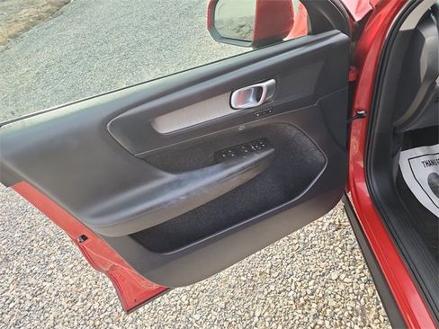 Used 2023 Volvo XC40 B5 Core image 18