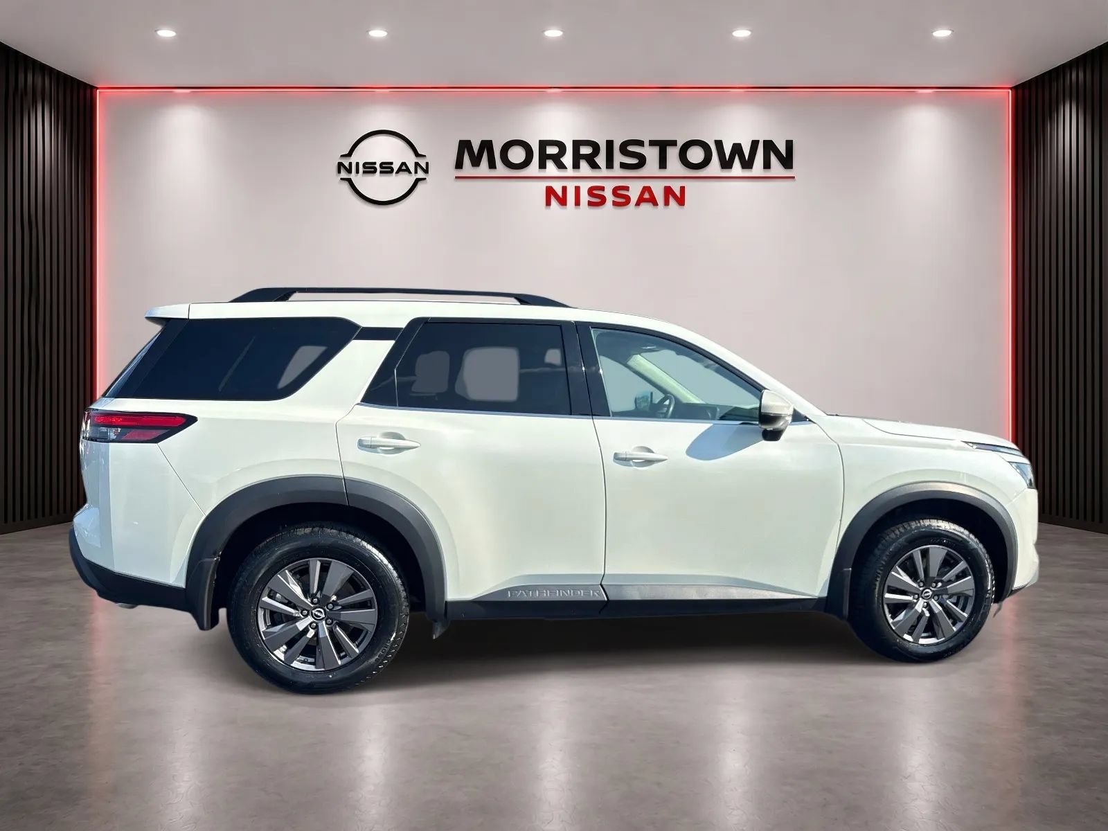 Used 2024 Nissan Pathfinder SV FWD image 2