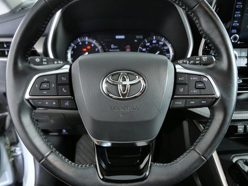 Used 2020 Toyota Highlander XLE AWD/4WD image 22