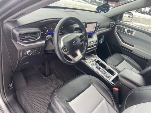 Used 2022 Ford Explorer XLT w/ Equipment Group 202A image 10