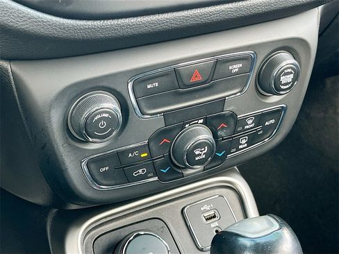 Certified 2020 Jeep Compass Latitude image 14