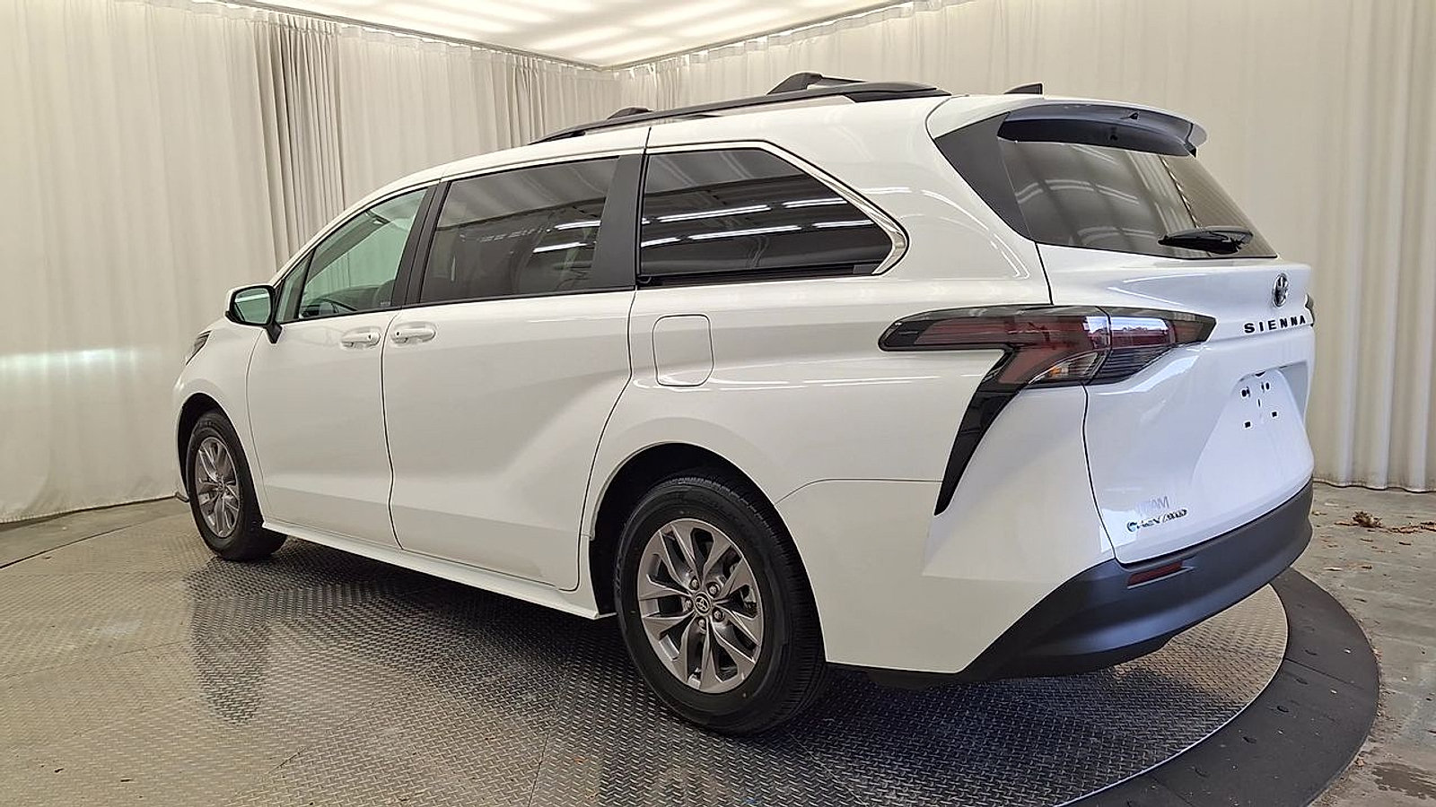 Certified 2026 Toyota Sienna LE AWD/4WD image 13