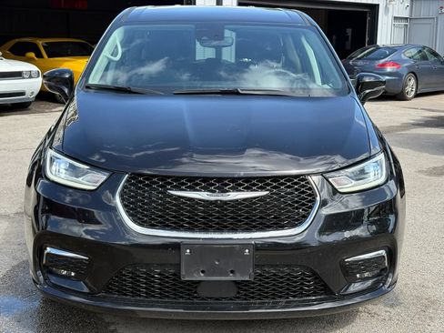 Used 2024 Chrysler Pacifica Touring-L FWD image 2