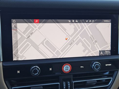 Certified 2025 Porsche Macan image 17