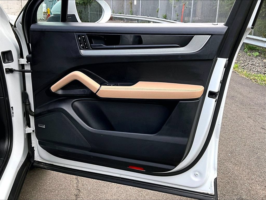 Certified 2024 Porsche Cayenne AWD/4WD image 29