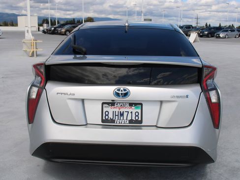 Used 2017 Toyota Prius Four FWD image 4