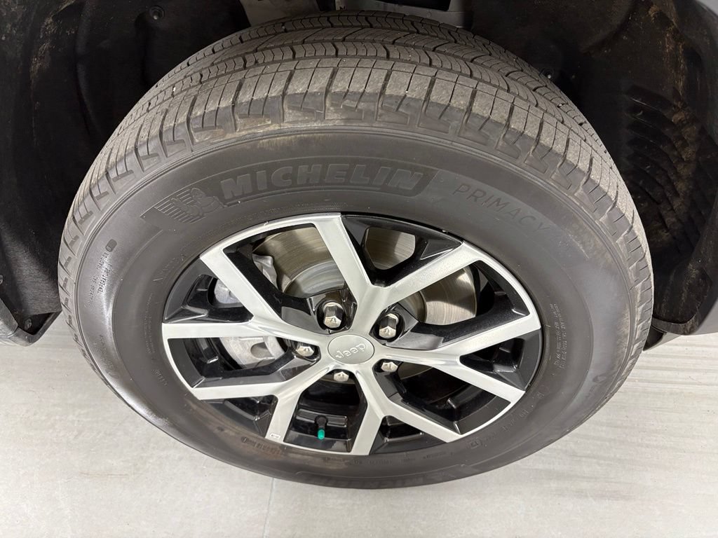 Used 2024 Jeep Grand Cherokee L Limited RWD image 11