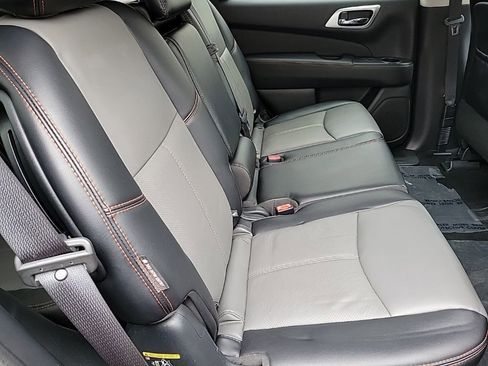 Used 2020 Nissan Pathfinder SL image 17