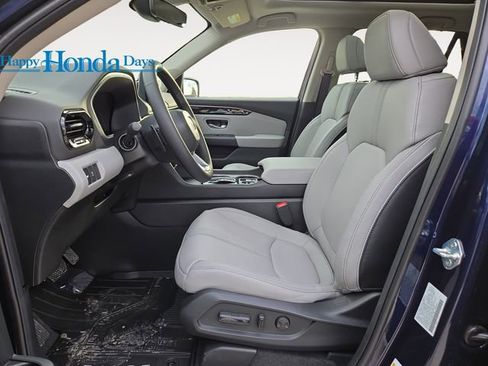 New 2025 Honda Pilot Touring image 3