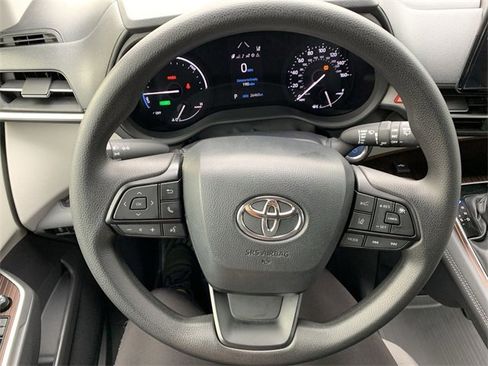 Used 2024 Toyota Sienna LE image 19