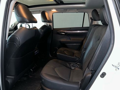 Used 2022 Toyota Highlander Platinum image 16