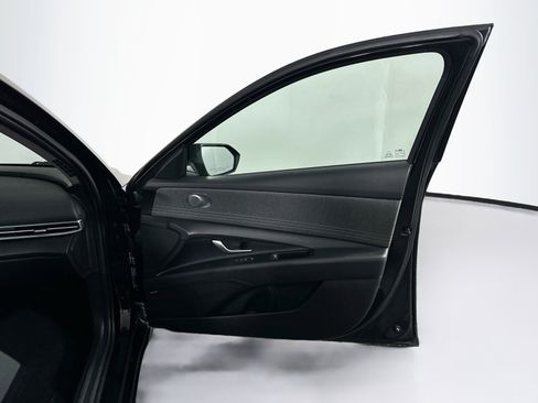 Used 2025 Hyundai Elantra Limited FWD image 32