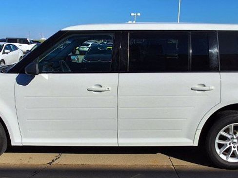 Used 2018 Ford Flex SE image 5