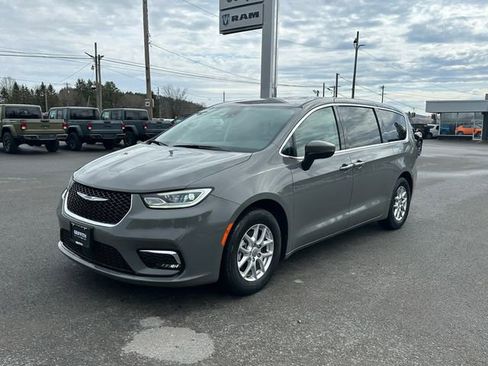 Used 2023 Chrysler Pacifica Touring-L FWD image 1