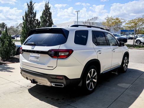 Used 2025 Honda Pilot Touring image 11