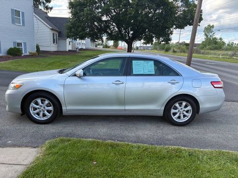 Used 2010 Toyota Camry LE FWD image 3