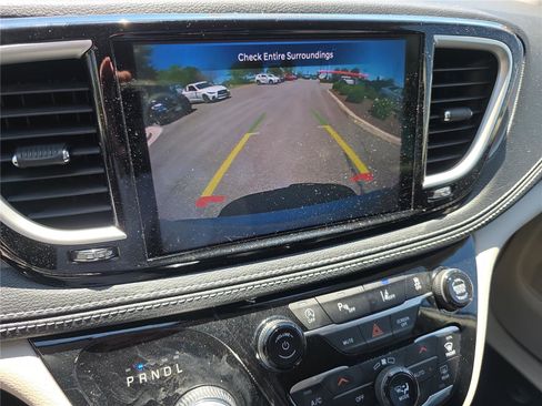 Used 2023 Chrysler Pacifica Touring-L FWD image 29