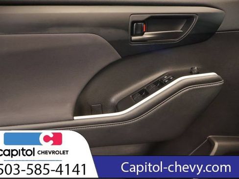 Used 2022 Toyota Highlander LE AWD/4WD image 11