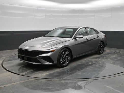 Used 2025 Hyundai Elantra SEL image 4