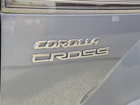 Used 2023 Toyota Corolla Cross XLE w/ Convenience Package FWD image 9