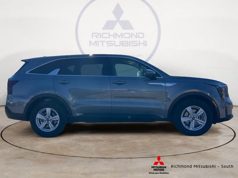 Used 2025 Kia Sorento LX FWD image 2