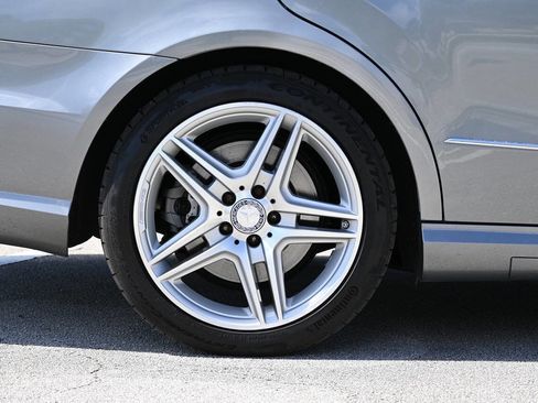 Used 2011 Mercedes-Benz E 550 4MATIC Sedan image 31