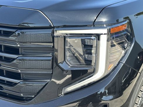 Certified 2024 GMC Sierra 1500 Elevation w/ Preferred Package AWD/4WD image 11