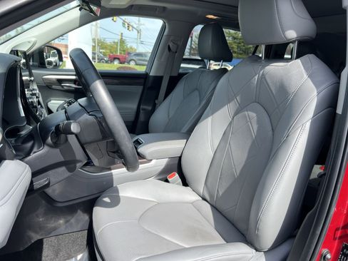 Used 2024 Toyota Highlander Platinum image 13